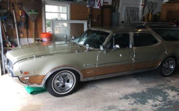 Oldsmobile-Vista-cruiser-1969-Green-14