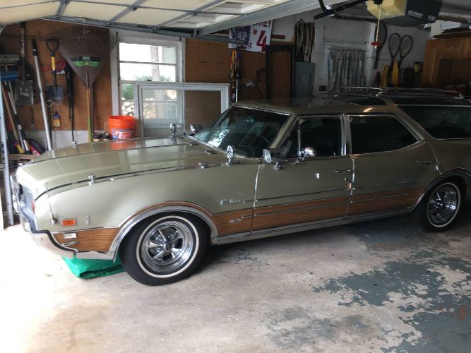 Oldsmobile-Vista-cruiser-1969-Green-14