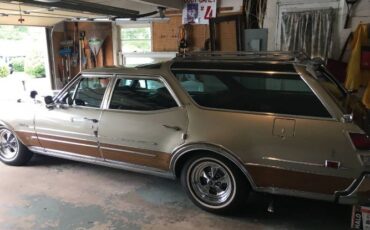 Oldsmobile-Vista-cruiser-1969-Green-15