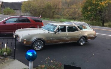 Oldsmobile-Vista-cruiser-1969-Green-4