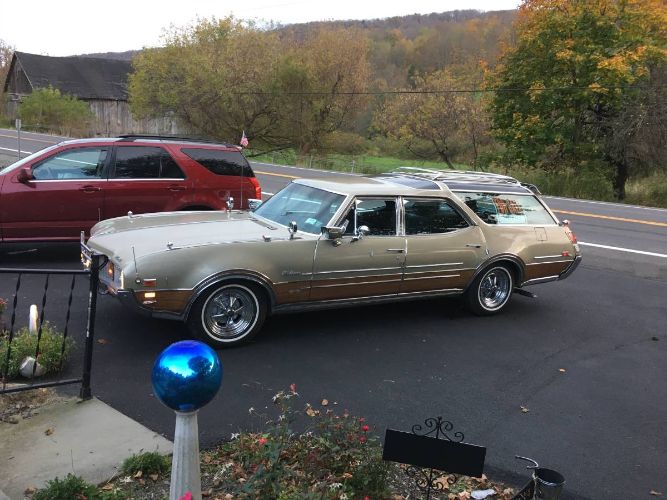 Oldsmobile-Vista-cruiser-1969-Green-4