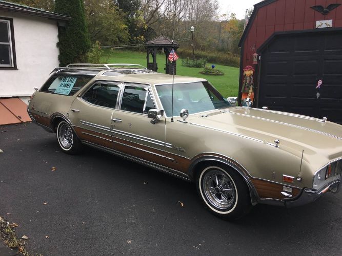 Oldsmobile-Vista-cruiser-1969-Green