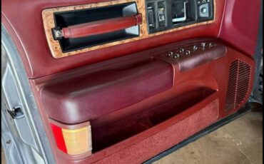 Oldsmobile-custom-cruiser-1991-5