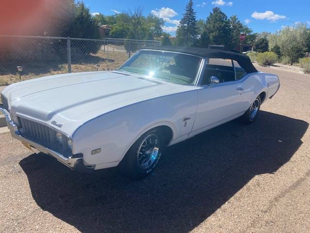 Oldsmobile-cutlass-1969-white-2