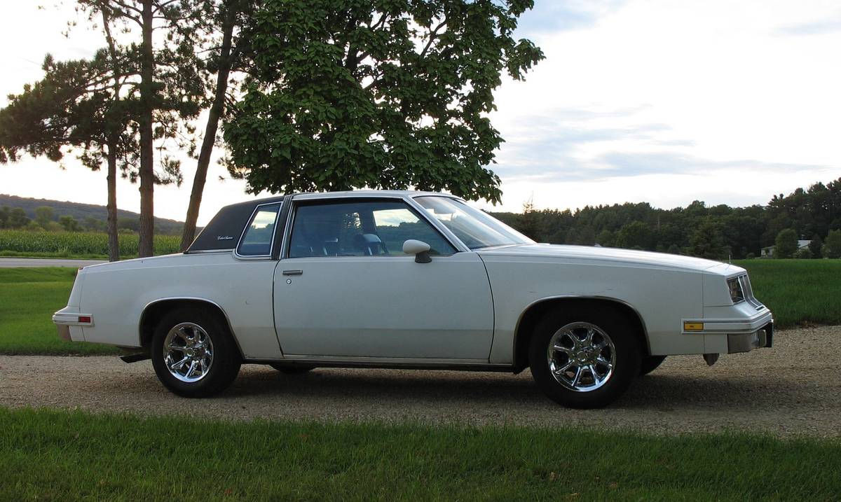 Oldsmobile-cutlass-1982-white-1