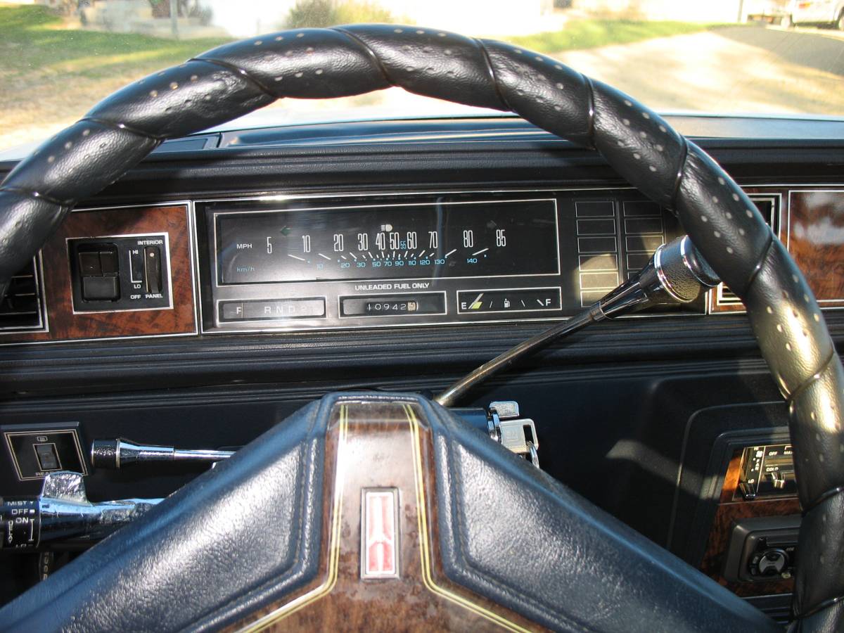 Oldsmobile-cutlass-1982-white-3