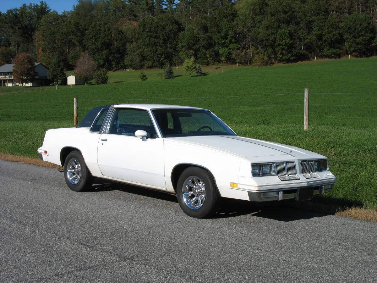 Oldsmobile-cutlass-1982-white-7