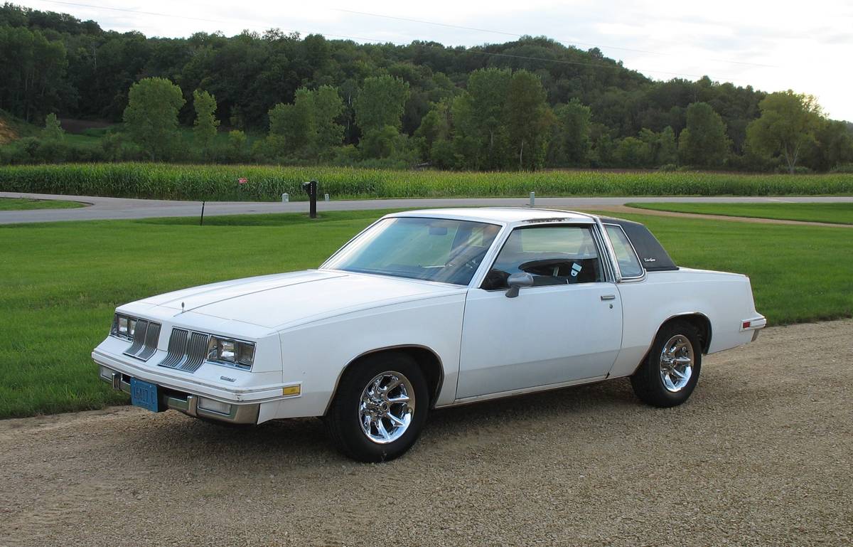 Oldsmobile-cutlass-1982-white