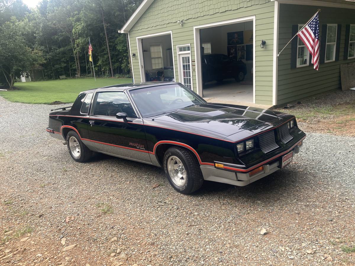 Oldsmobile-cutlass-1983-black-2