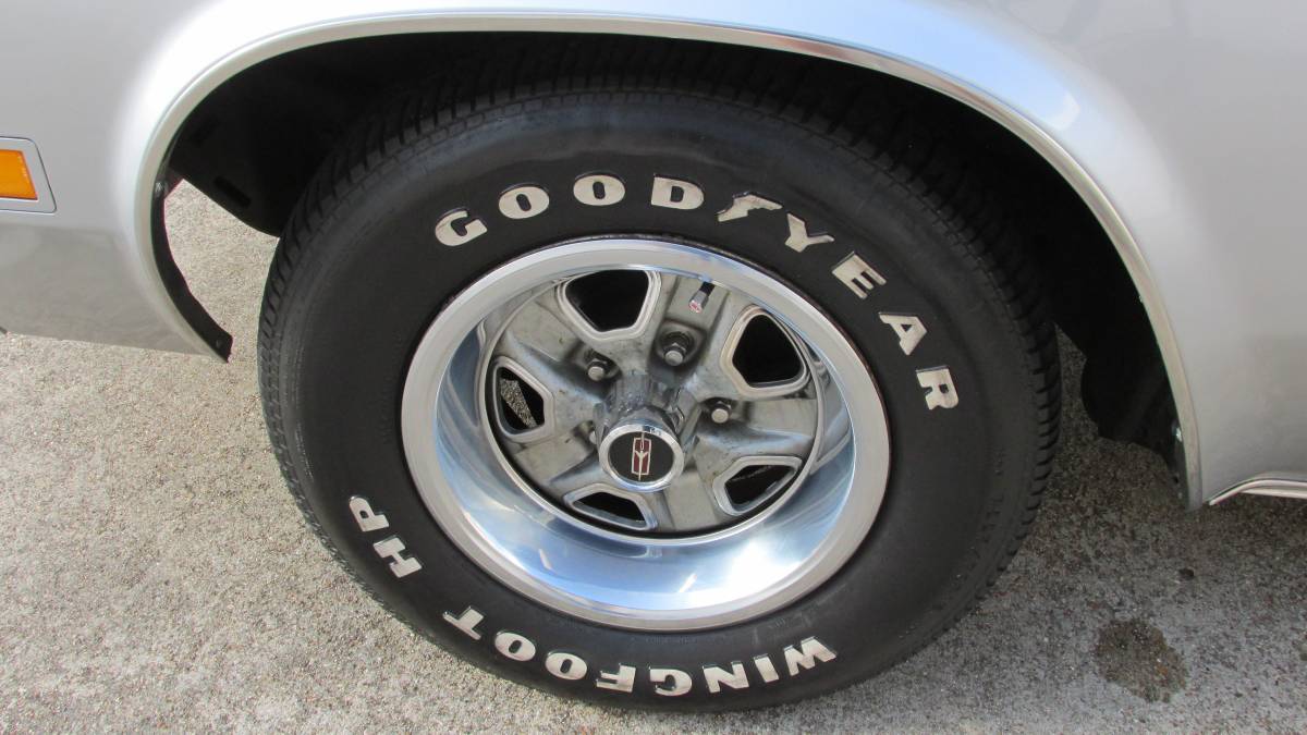 Oldsmobile-cutlass-s-1976-silver-16
