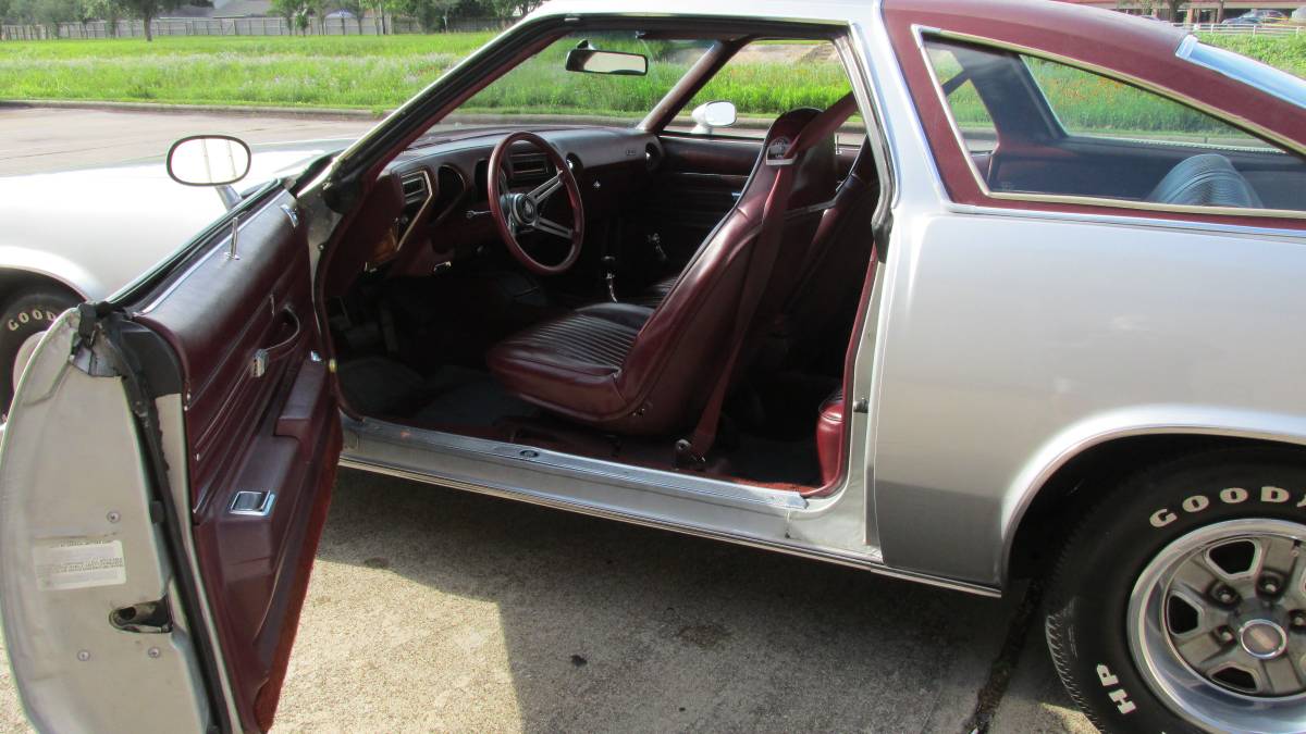 Oldsmobile-cutlass-s-1976-silver-4