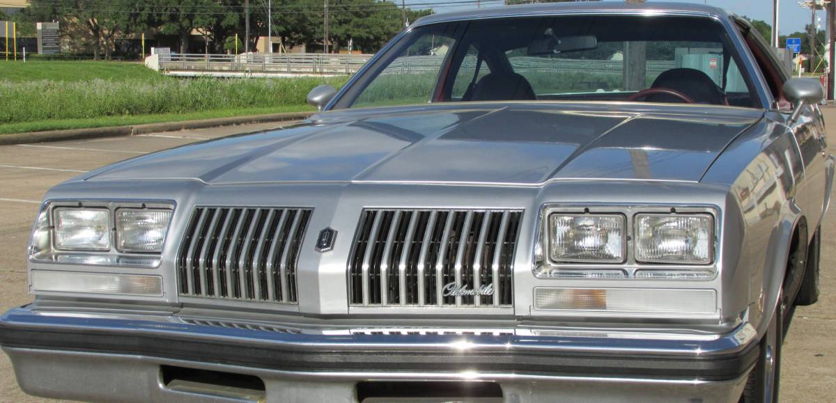 Oldsmobile-cutlass-s-1976-silver-9