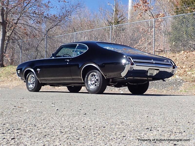Oldsmobile-cutlass-s-holiday-coupe-w31-1969-black-2
