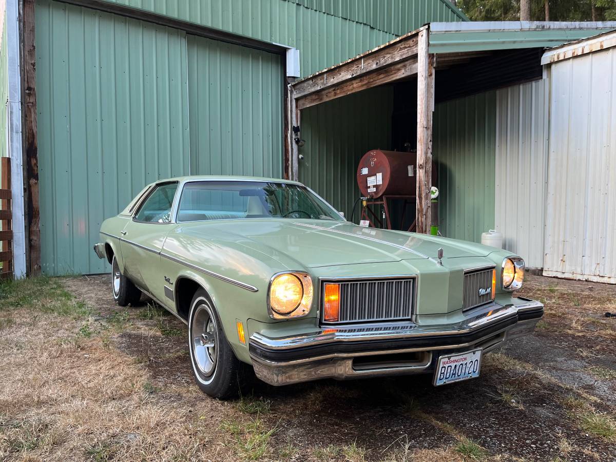Oldsmobile-cutlass-supreme-1975-2