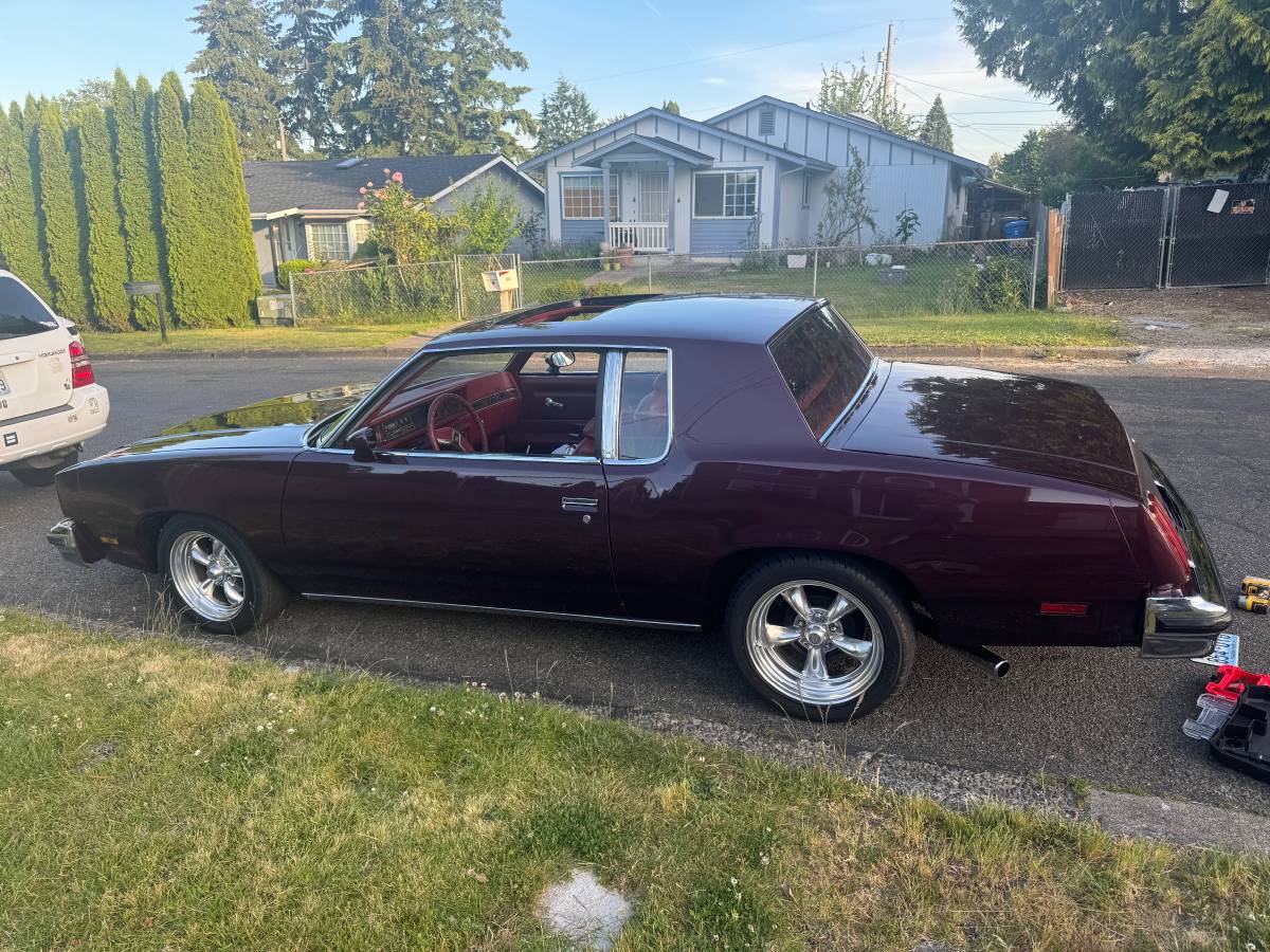 Oldsmobile-cutlass-supreme-brougham-1979-red-15