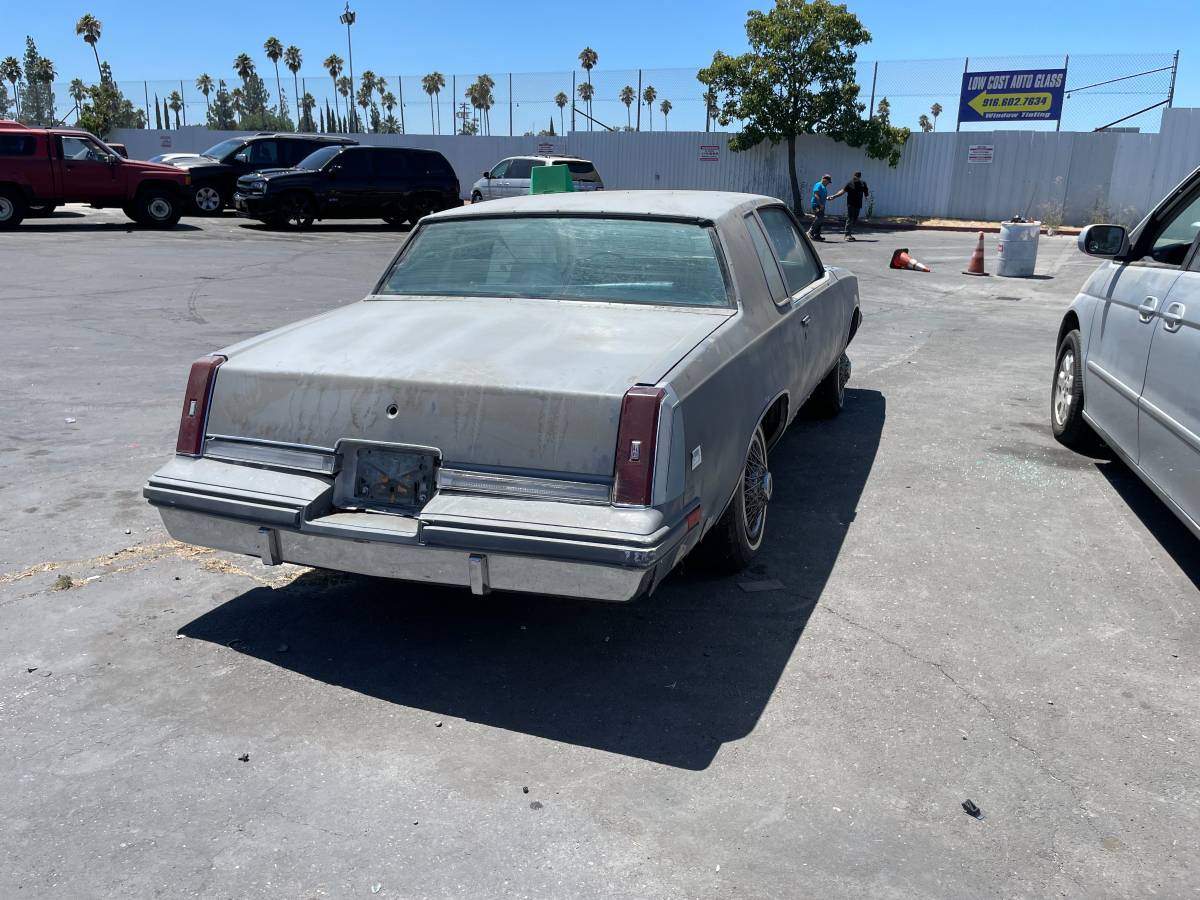 Oldsmobile-cutlass-supreme-brougham-1986-grey-3