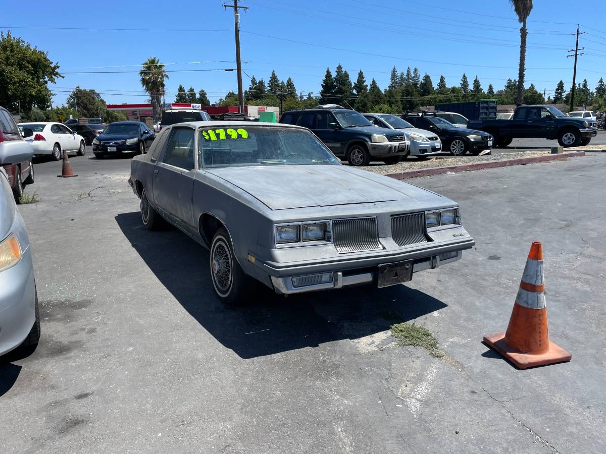 Oldsmobile-cutlass-supreme-brougham-1986-grey