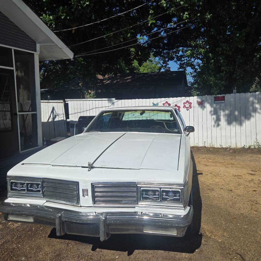 Oldsmobile-delta-88-1983-1