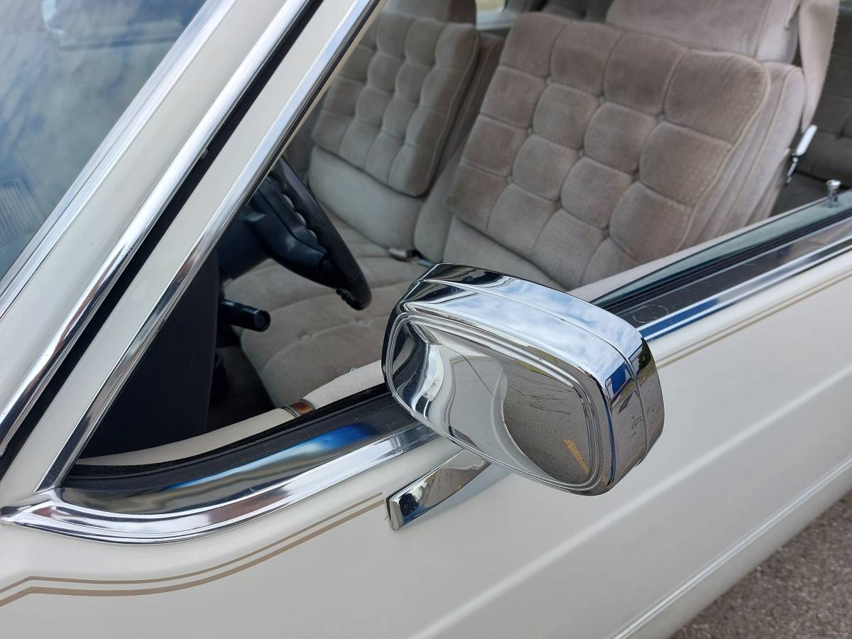 Oldsmobile-delta-88-1984-white-11