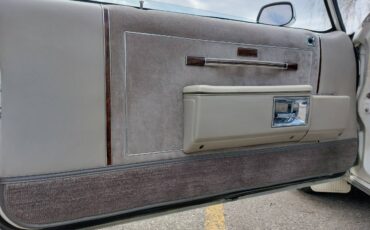 Oldsmobile-delta-88-1984-white-12