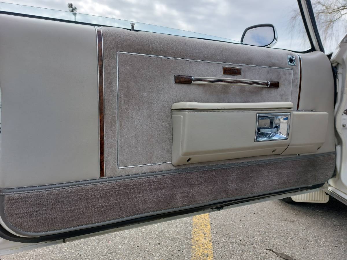 Oldsmobile-delta-88-1984-white-12