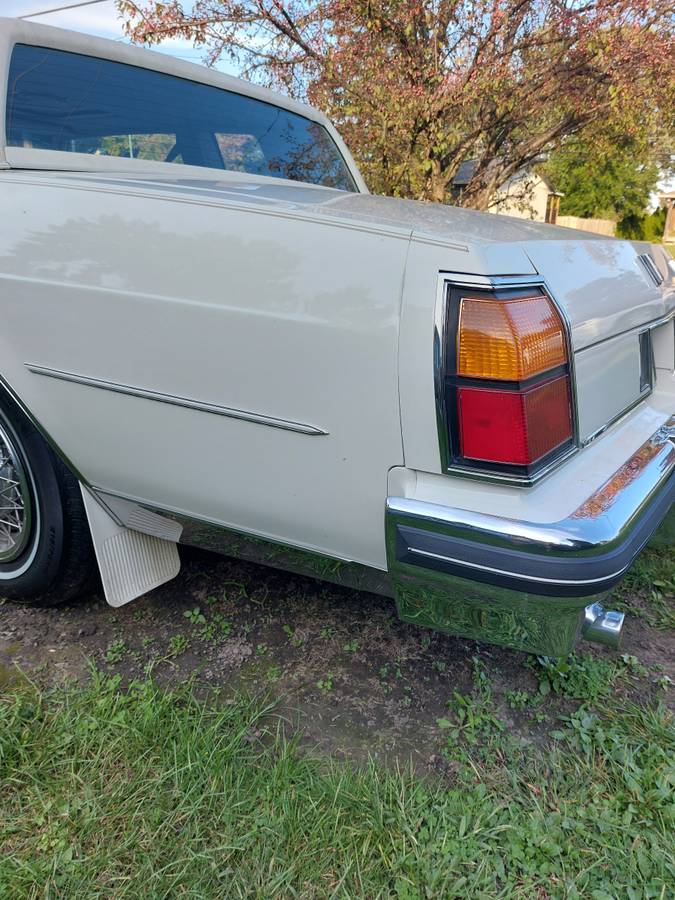 Oldsmobile-delta-88-1984-white-17