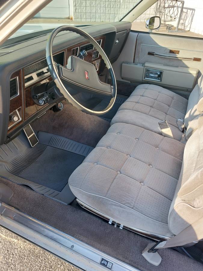 Oldsmobile-delta-88-1984-white-6
