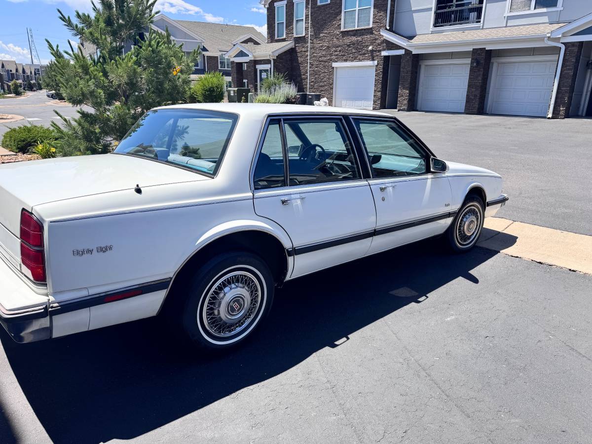 Oldsmobile-delta-88-1989-2