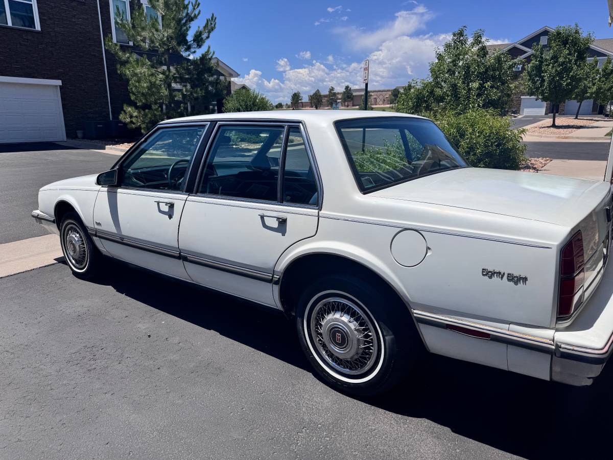 Oldsmobile-delta-88-1989-3