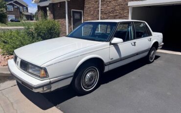 Oldsmobile-delta-88-1989