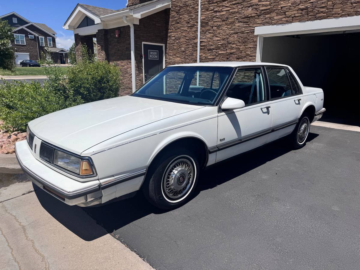Oldsmobile-delta-88-1989