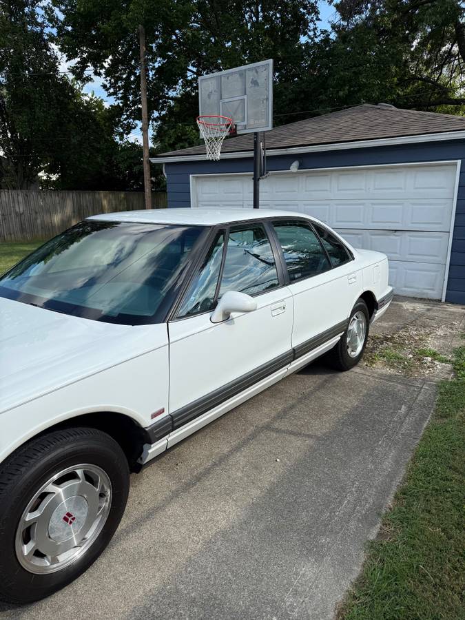 Oldsmobile-delta-88-1995-white-1