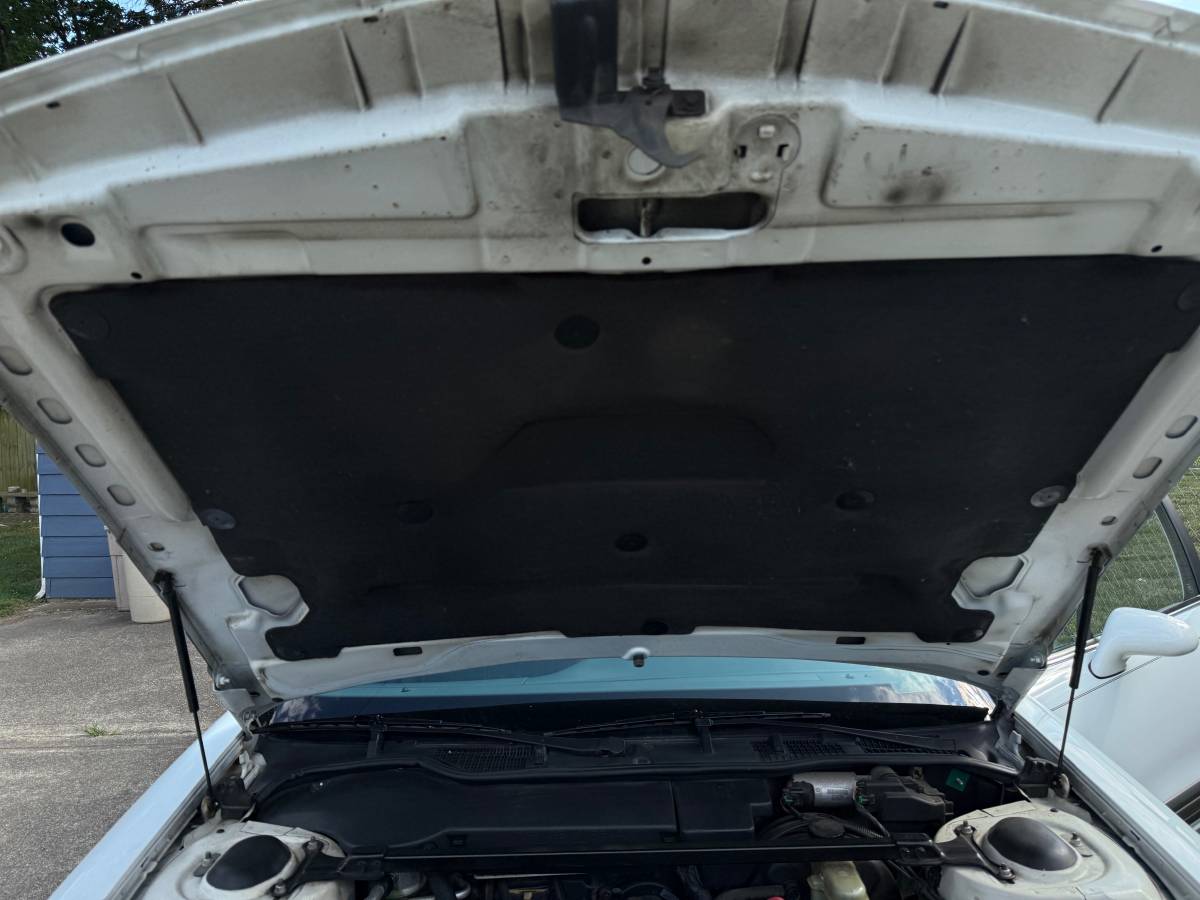 Oldsmobile-delta-88-1995-white-10