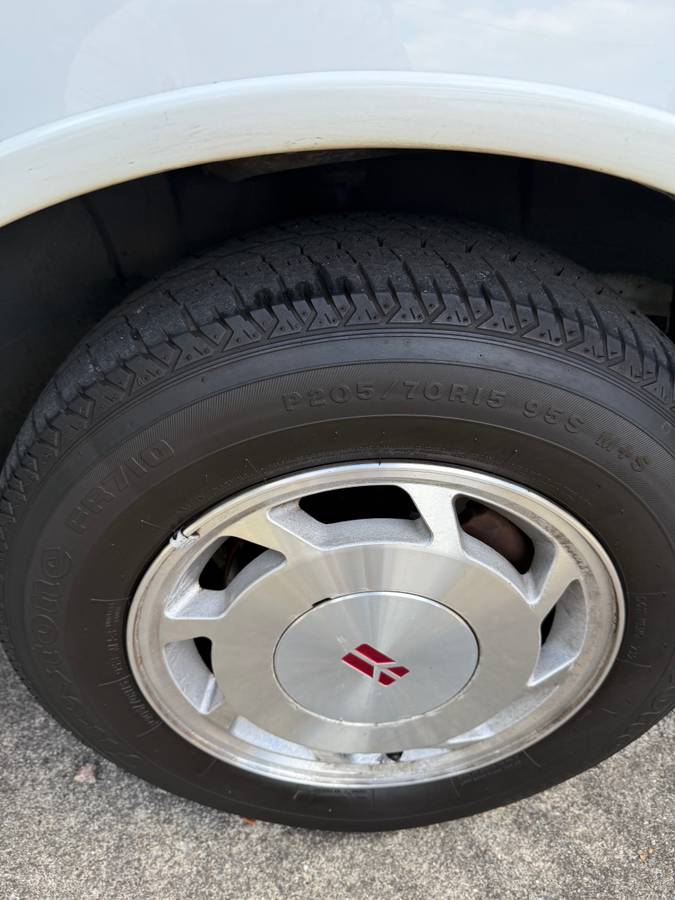Oldsmobile-delta-88-1995-white-11