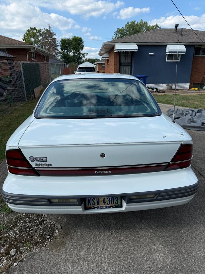 Oldsmobile-delta-88-1995-white-2
