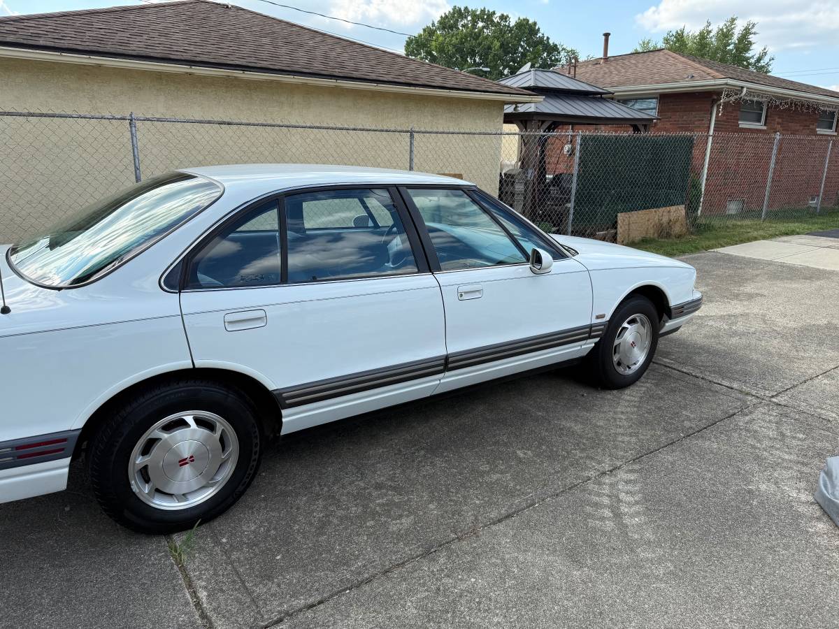 Oldsmobile-delta-88-1995-white-3