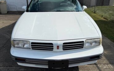 Oldsmobile-delta-88-1995-white