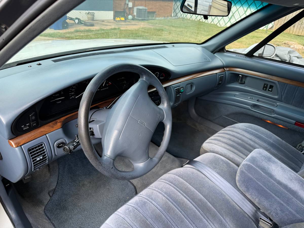 Oldsmobile-delta-88-1995-white-4
