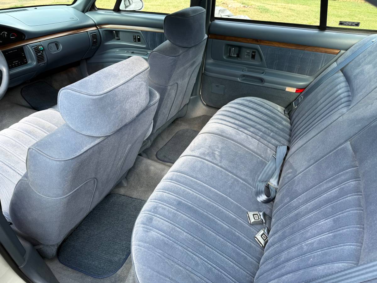 Oldsmobile-delta-88-1995-white-5