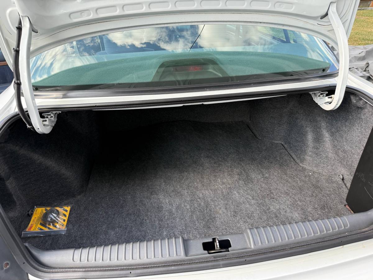 Oldsmobile-delta-88-1995-white-6