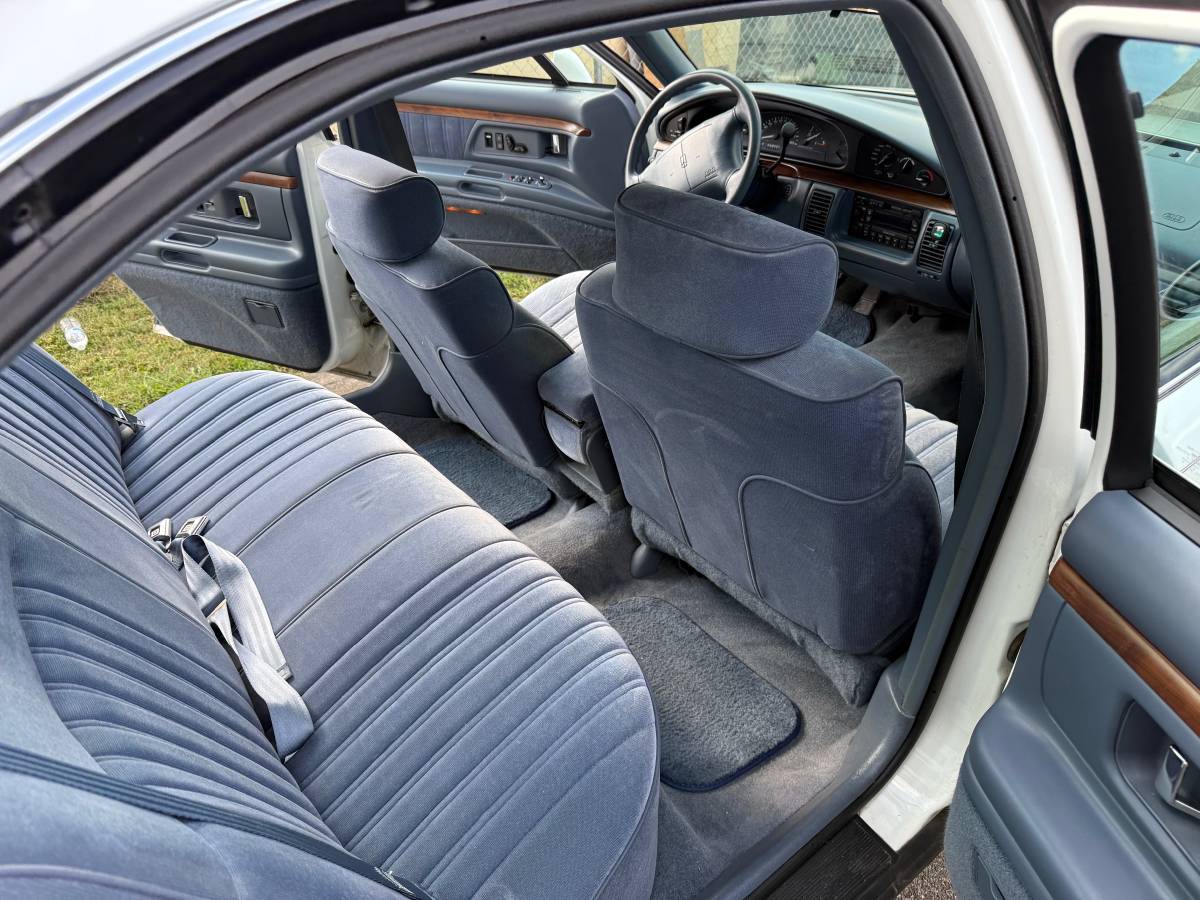Oldsmobile-delta-88-1995-white-7