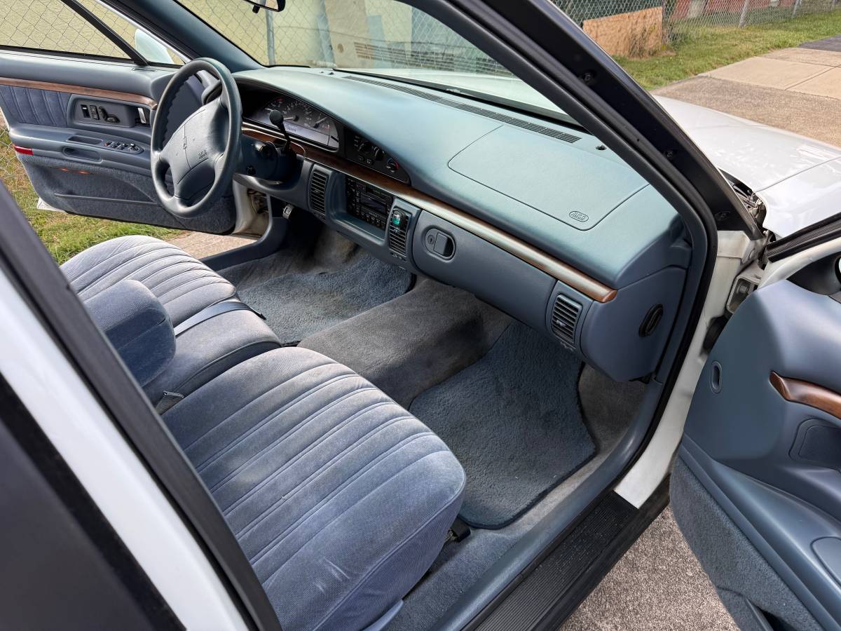 Oldsmobile-delta-88-1995-white-8