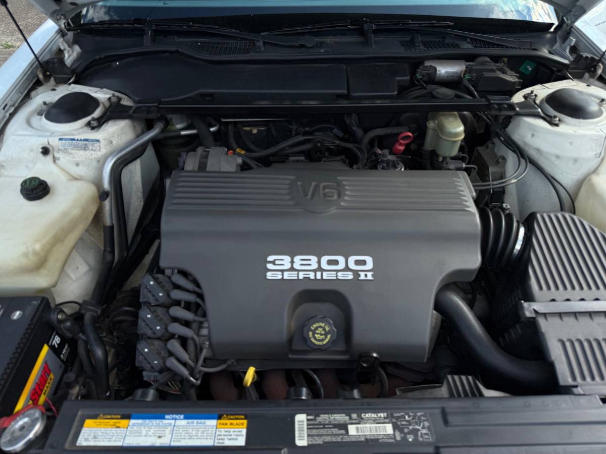 Oldsmobile-delta-88-1995-white-9
