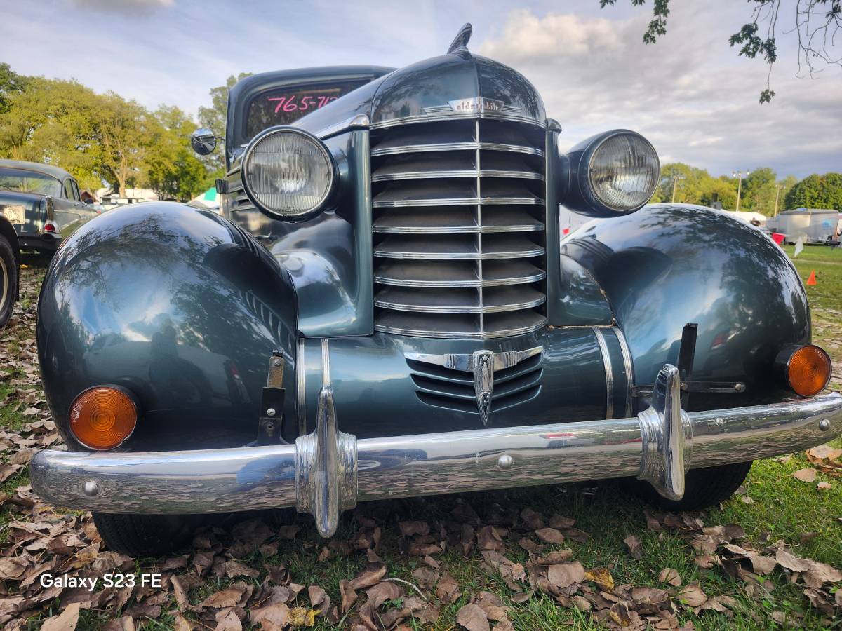 Oldsmobile-f3-dr.-coupe-1937-grey-11