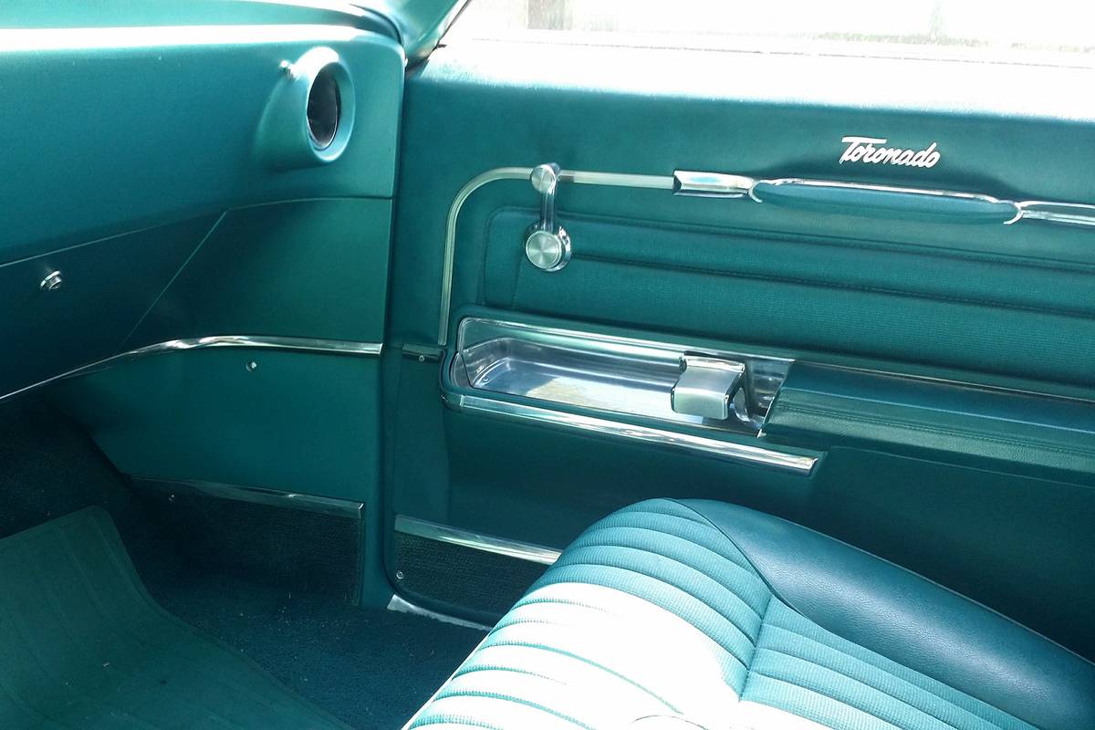 Oldsmobile-toronado-1966-green-4