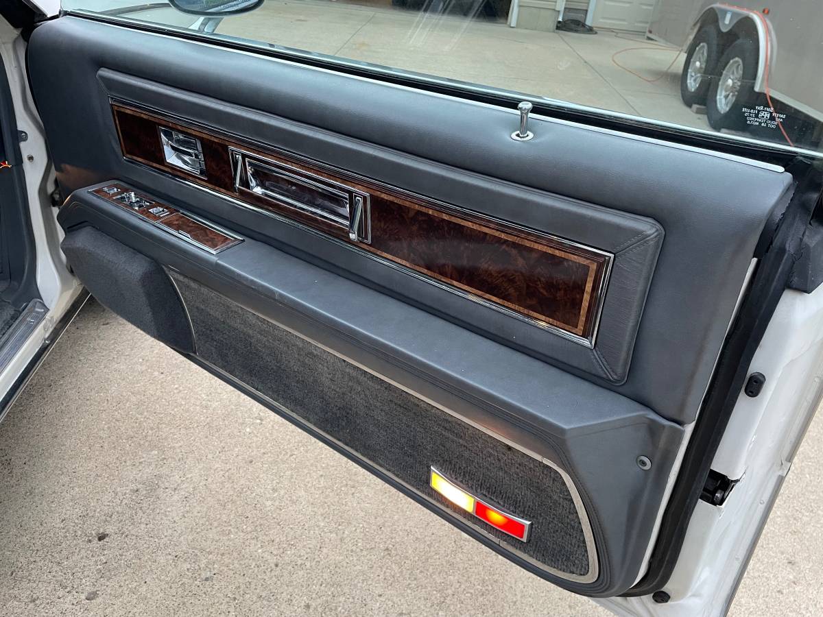 Oldsmobile-toronado-1985-white-10