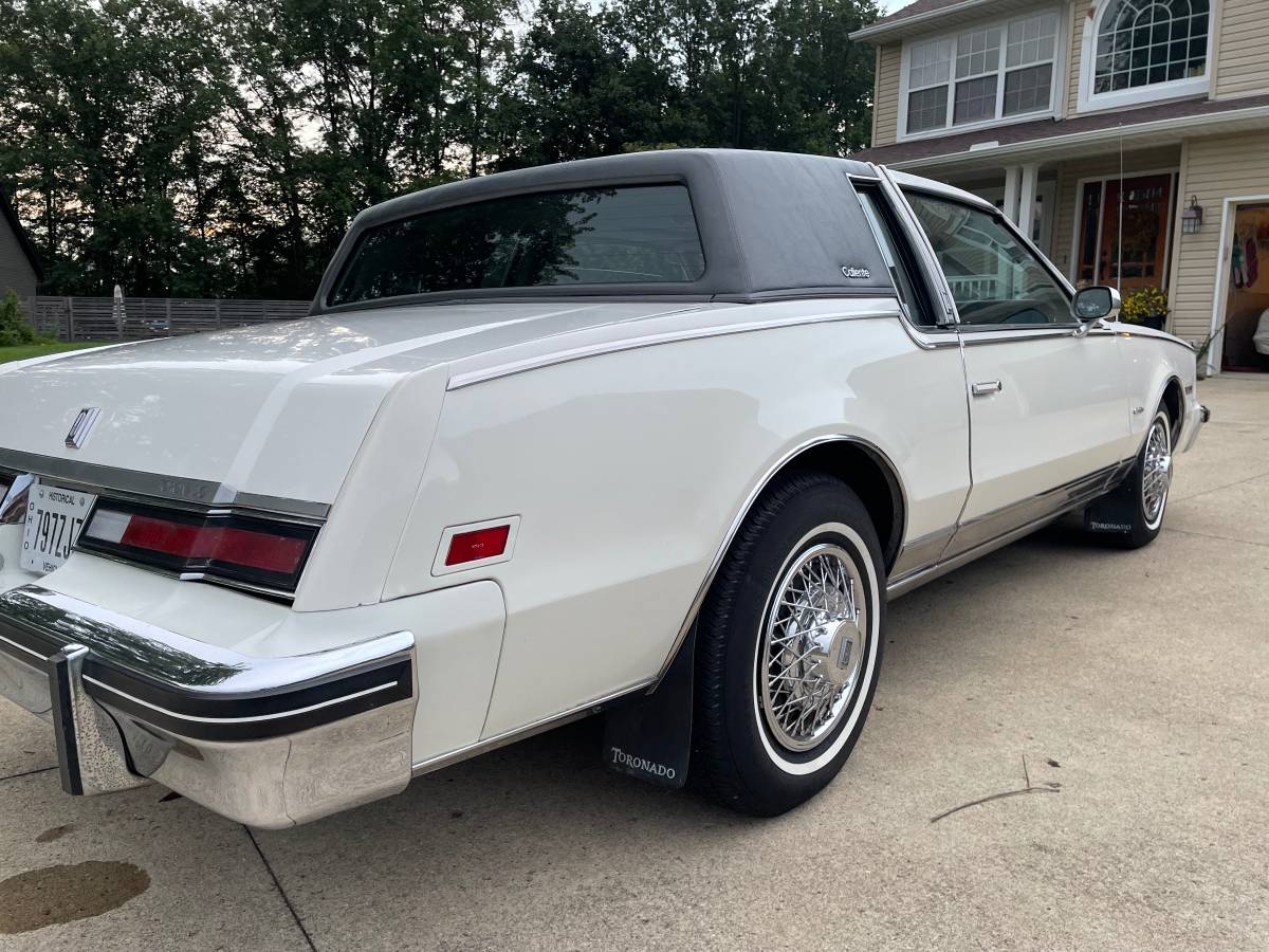 Oldsmobile-toronado-1985-white-12