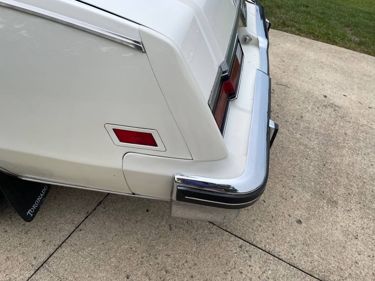 Oldsmobile-toronado-1985-white-13