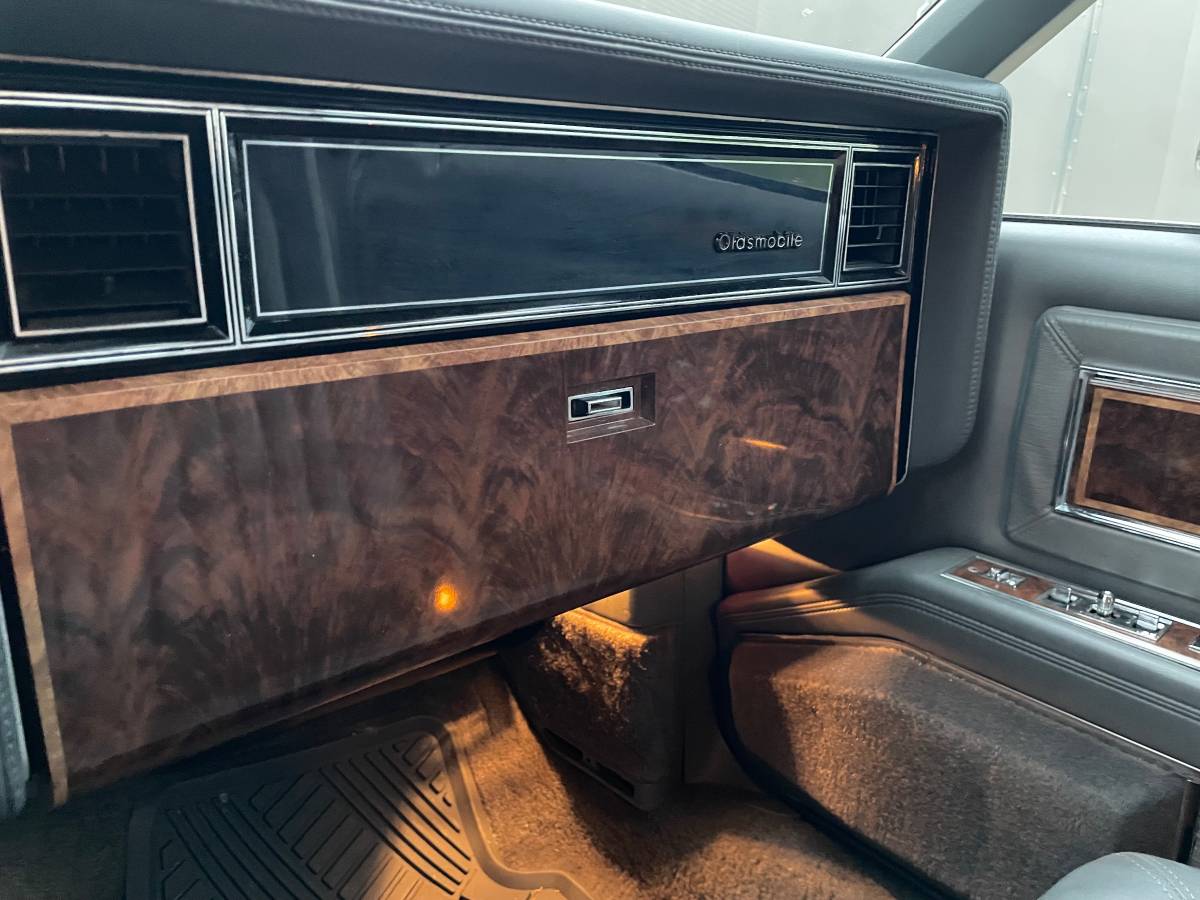 Oldsmobile-toronado-1985-white-5