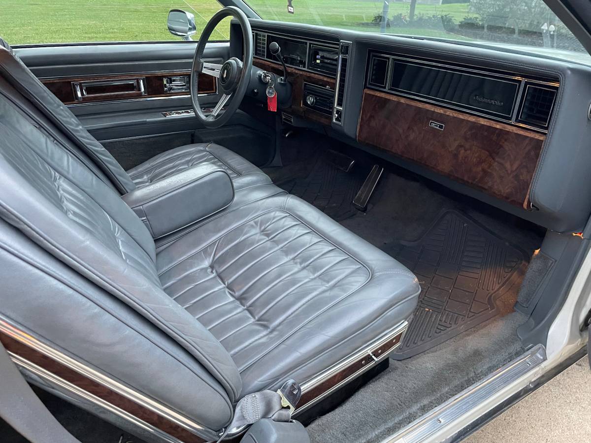 Oldsmobile-toronado-1985-white-9